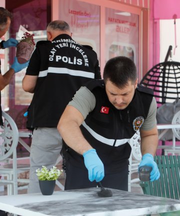 Kuyumcuya bıçakla daldı 18 adet bilezikle kaçtı