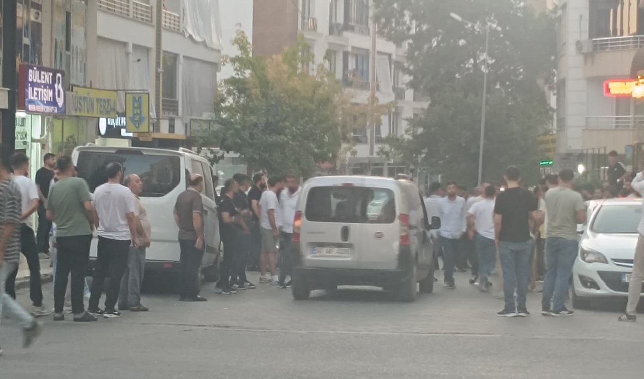 Kırtasiyesini kapatırken maskeli kişilerin silahlı saldırısında yaralandı