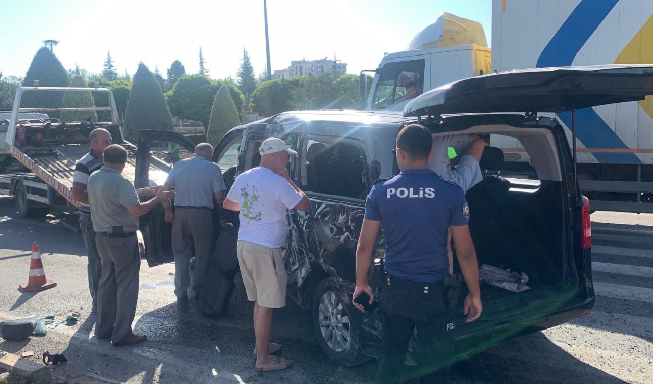 Otomobil ile VİP minibüs çarpıştı: 6’sı Rus 8 yaralı
