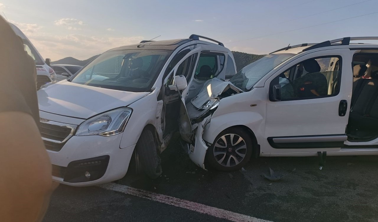 İki hafif ticari araç çarpıştı: 11 yaralı