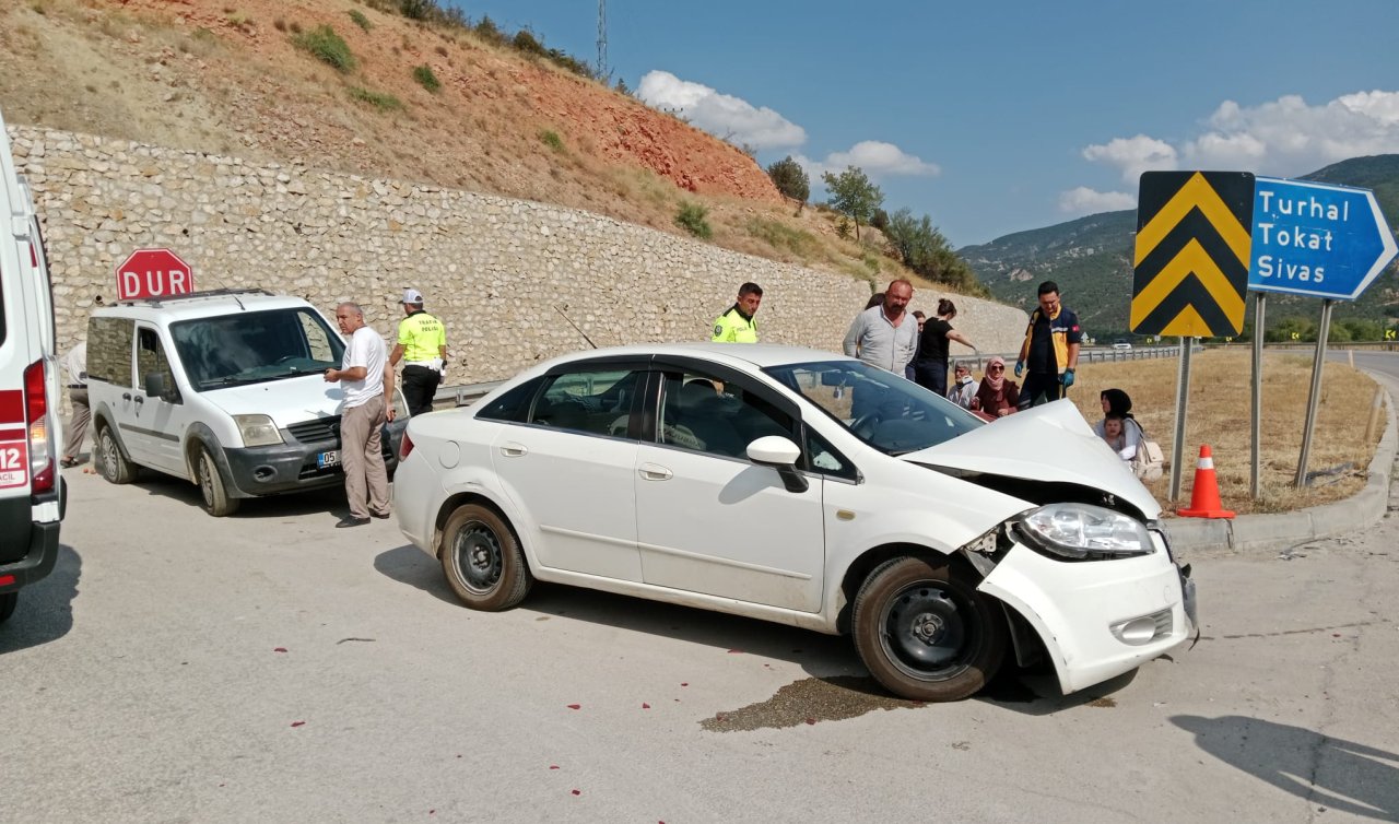 Hafif ticari araç ile otomobil çarpıştı; 5 yaralı