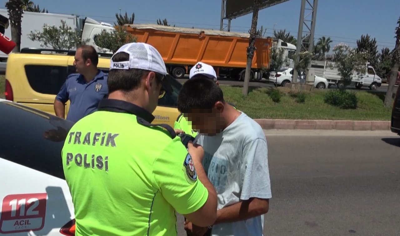 Ortalığı savaş alanına çevirdi: Önce 3 araca ardından sivil polis aracına çarptı: 2 polis yaralı