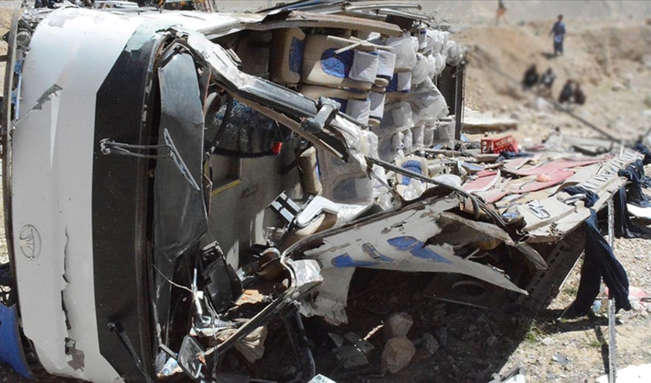 Yolcu otobüsü ile kamyon çarpıştı: 11 ölü 45 yaralı
