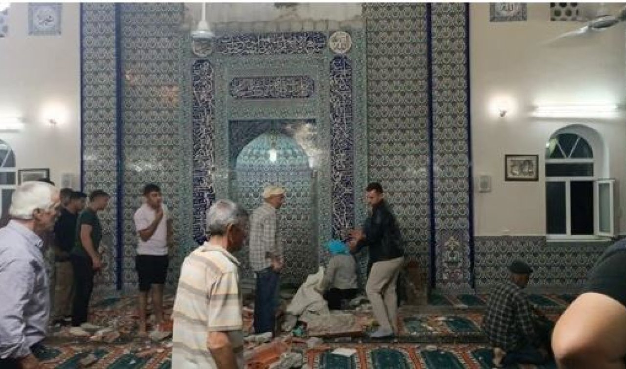 Camide mihrap tacı cemaatin üzerine düştü: Bir ölü