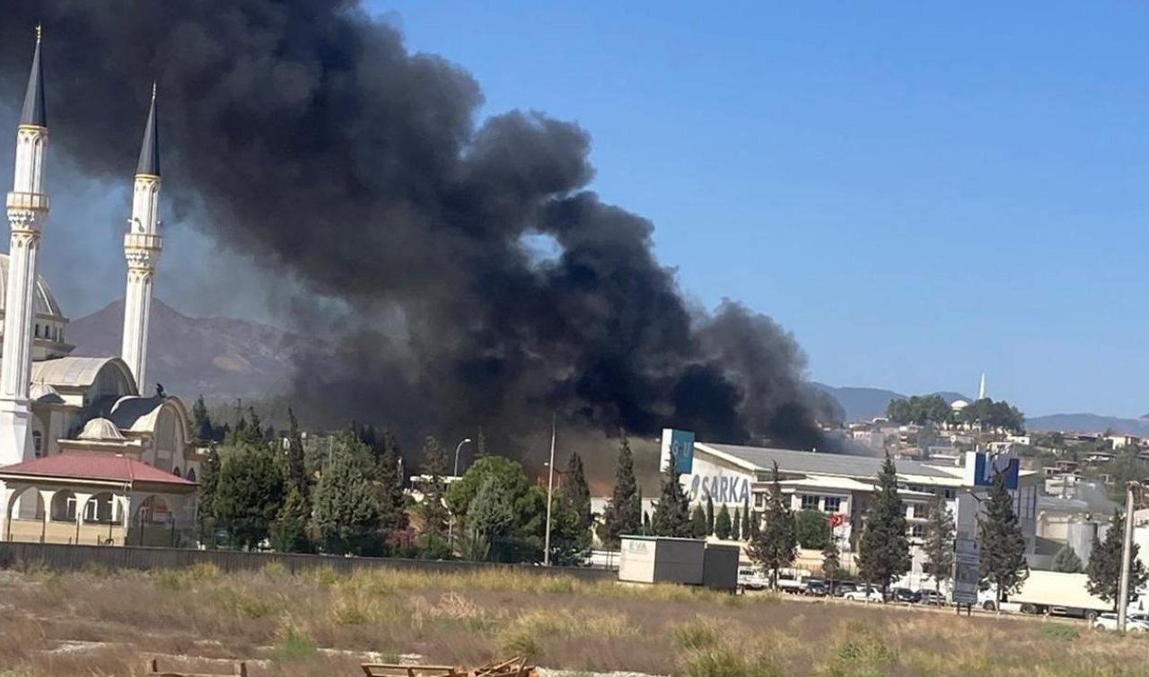 Kahramanmaraş’ta fabrika yangını: Gökyüzü siyaha büründü