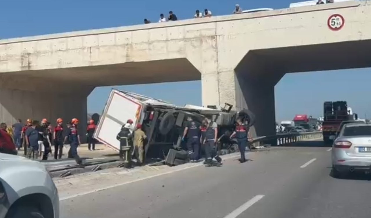 Lastiği patlayan kamyon köprü ayağına çarptı: 1 ölü