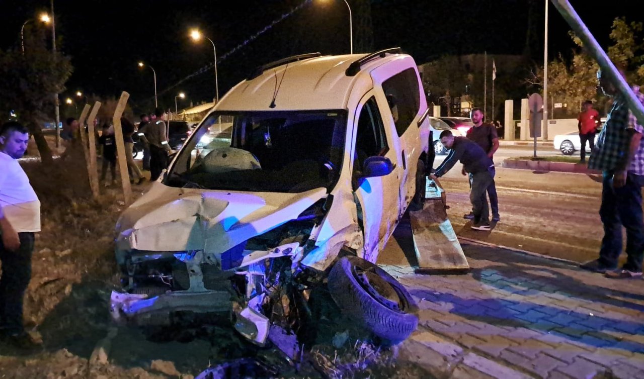 Hafif ticari araç otomobille çarpıştı: 4 yaralı