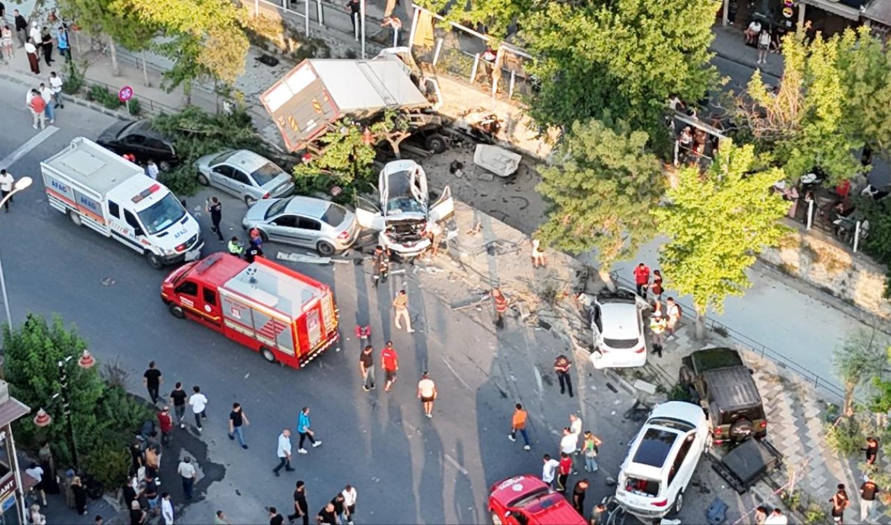 Freni boşalan kamyon 10 araca çarptı: 6 yaralı