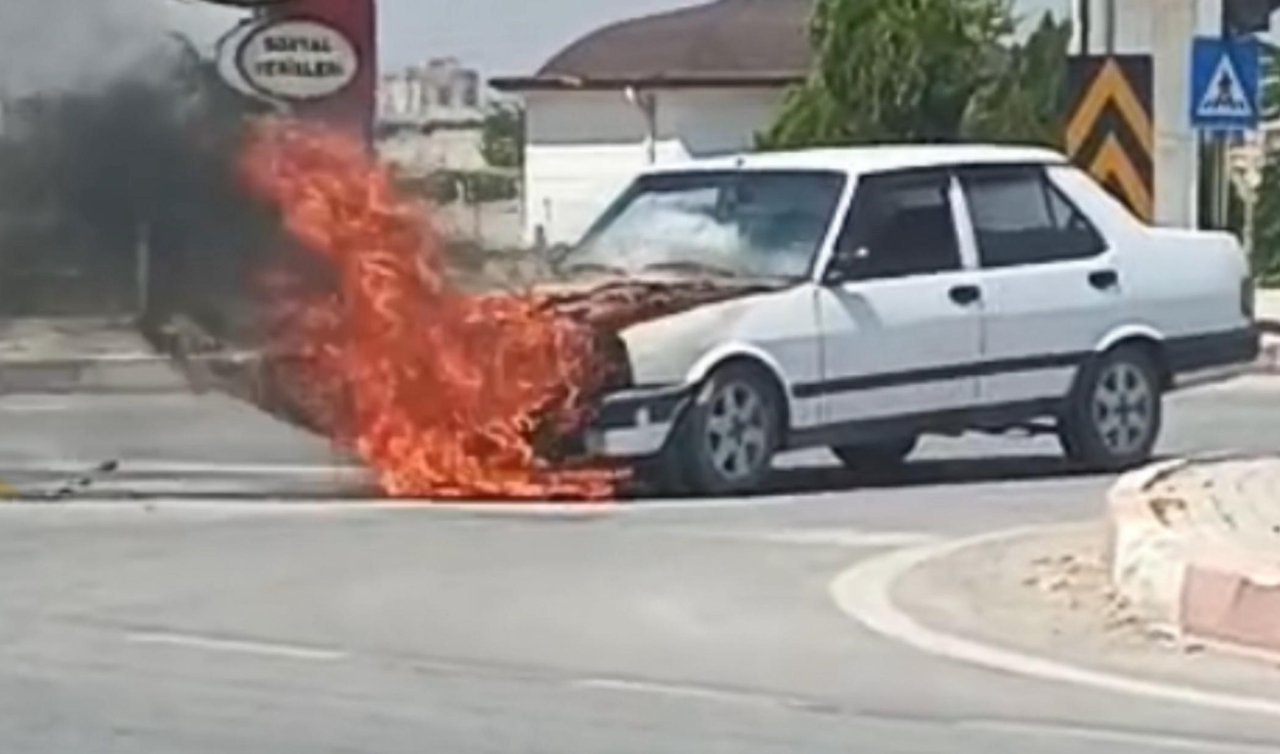 Seyir halindeki otomobil alev alev yandı