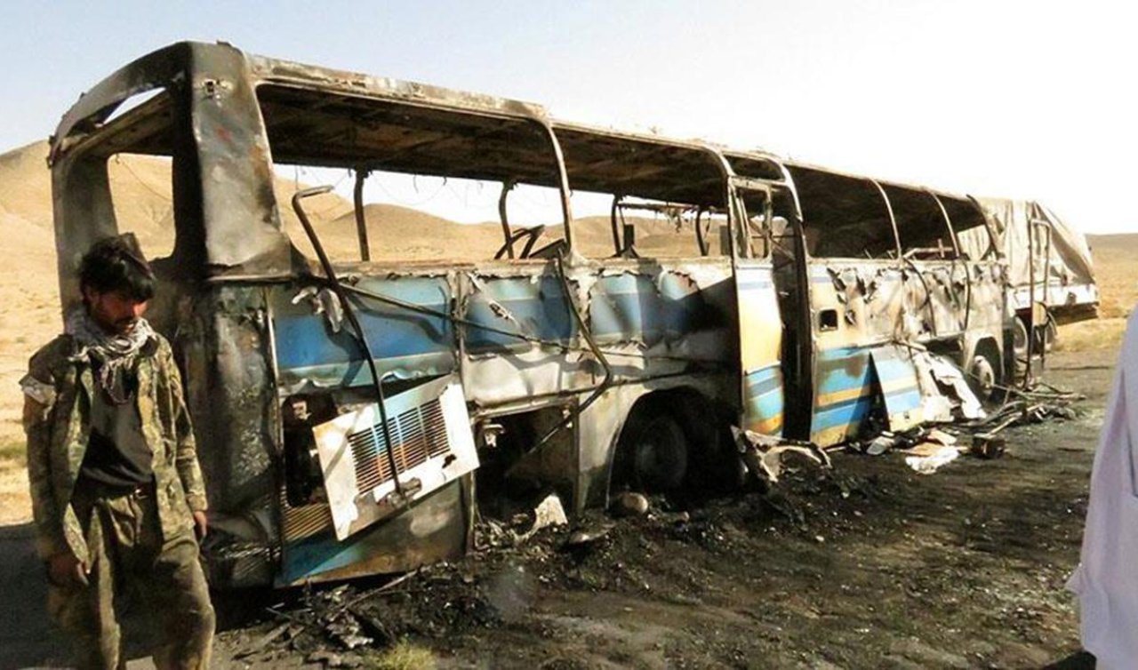 Göçmenleri taşıyan otobüs kaza yapıp alev aldı: 71 ölü