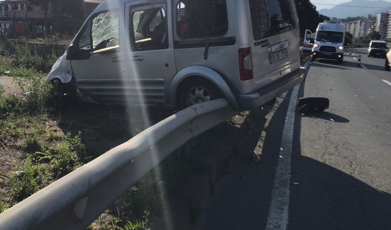 Hafif ticari araç bariyerlere çarptı: 2 yaralı