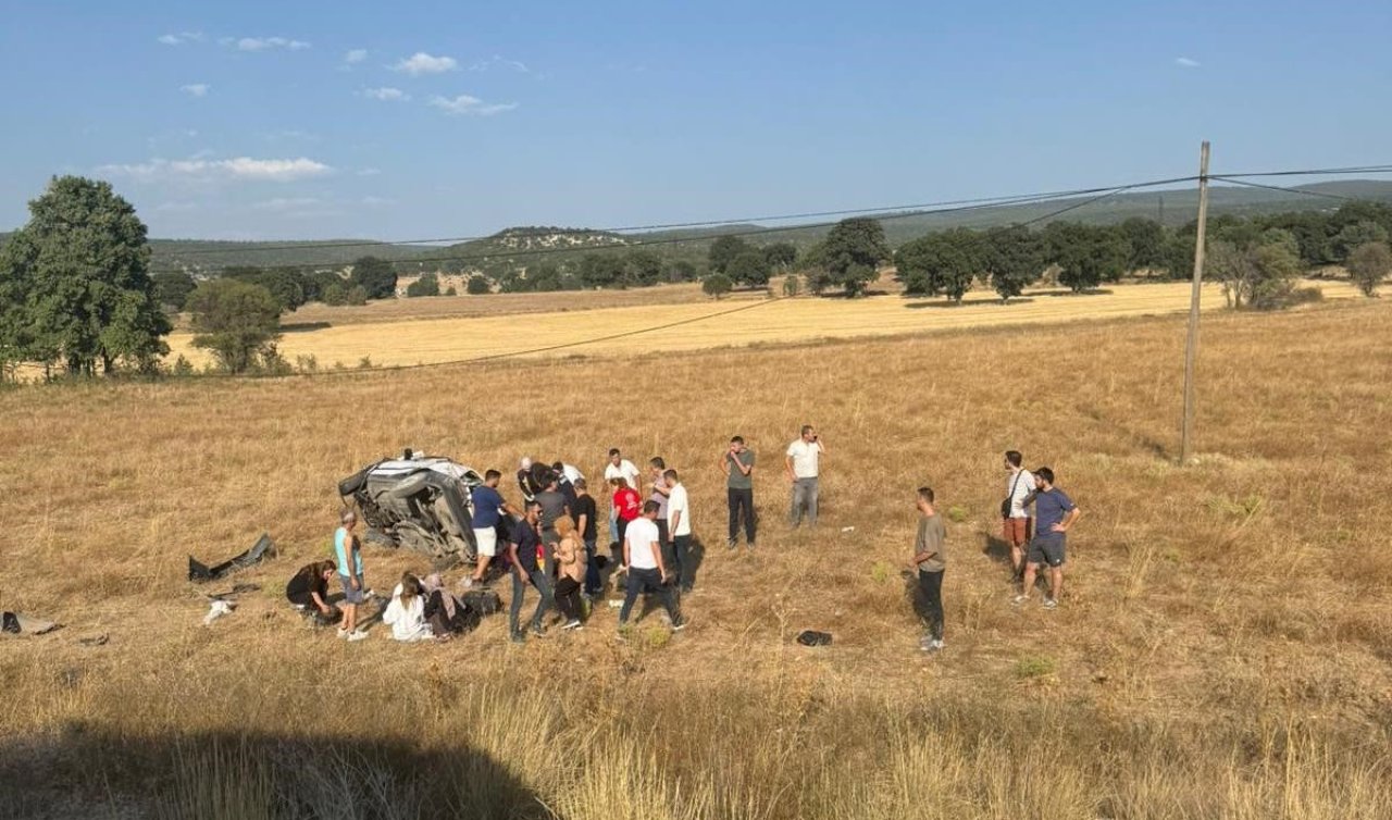  Otomobil tarlaya uçtu: 5 yaralı