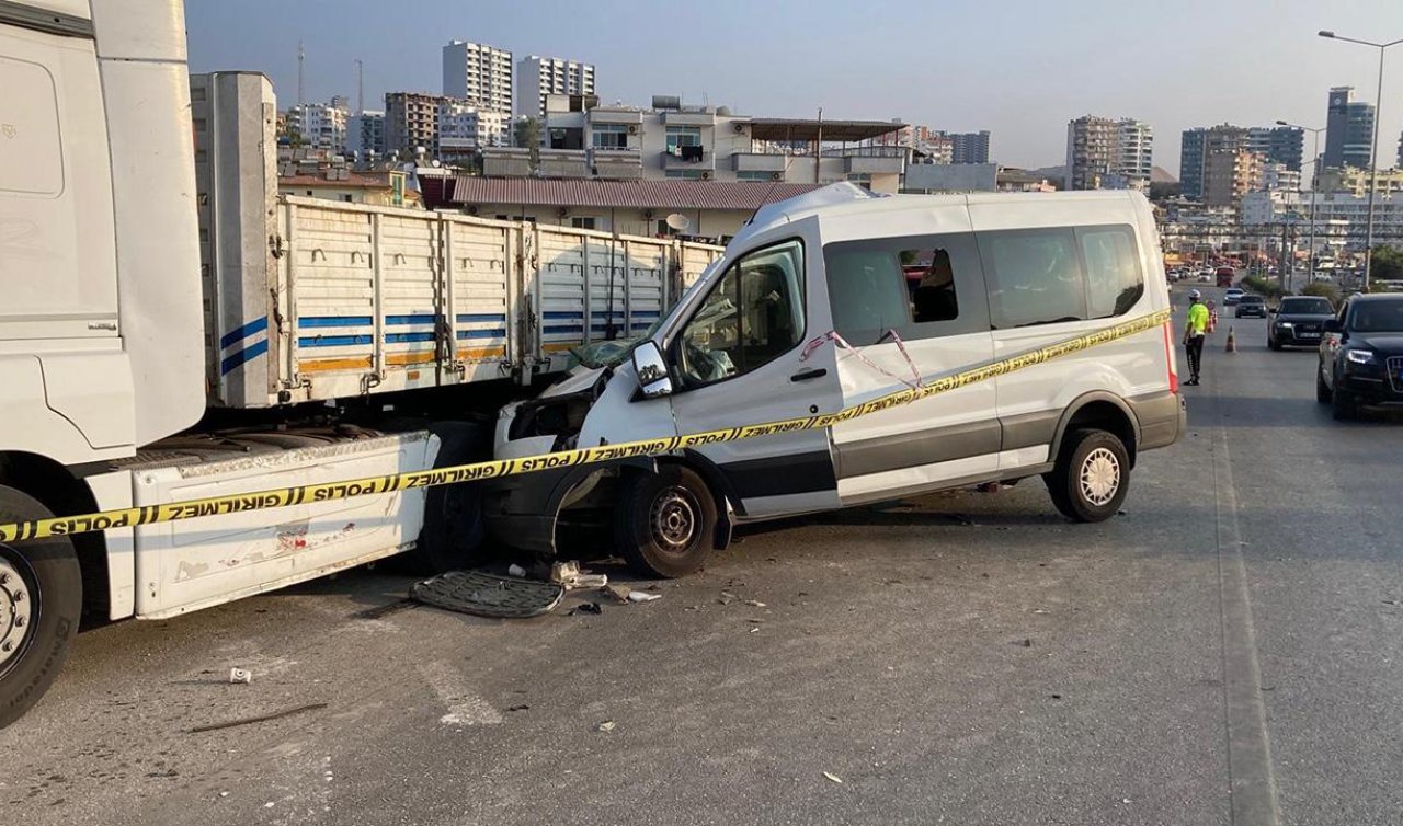 Öğrencileri taşıyan minibüs tıra çarptı: 2 ölü 10 yaralı