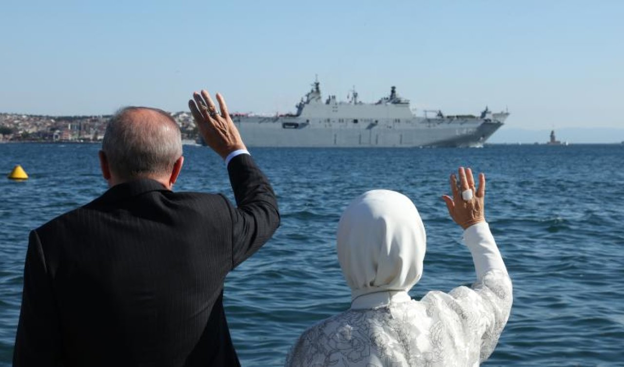 Cumhurbaşkanı Erdoğan Mavi Vatan’ın koruyucularını İstanbul Boğazı’nda selamladı