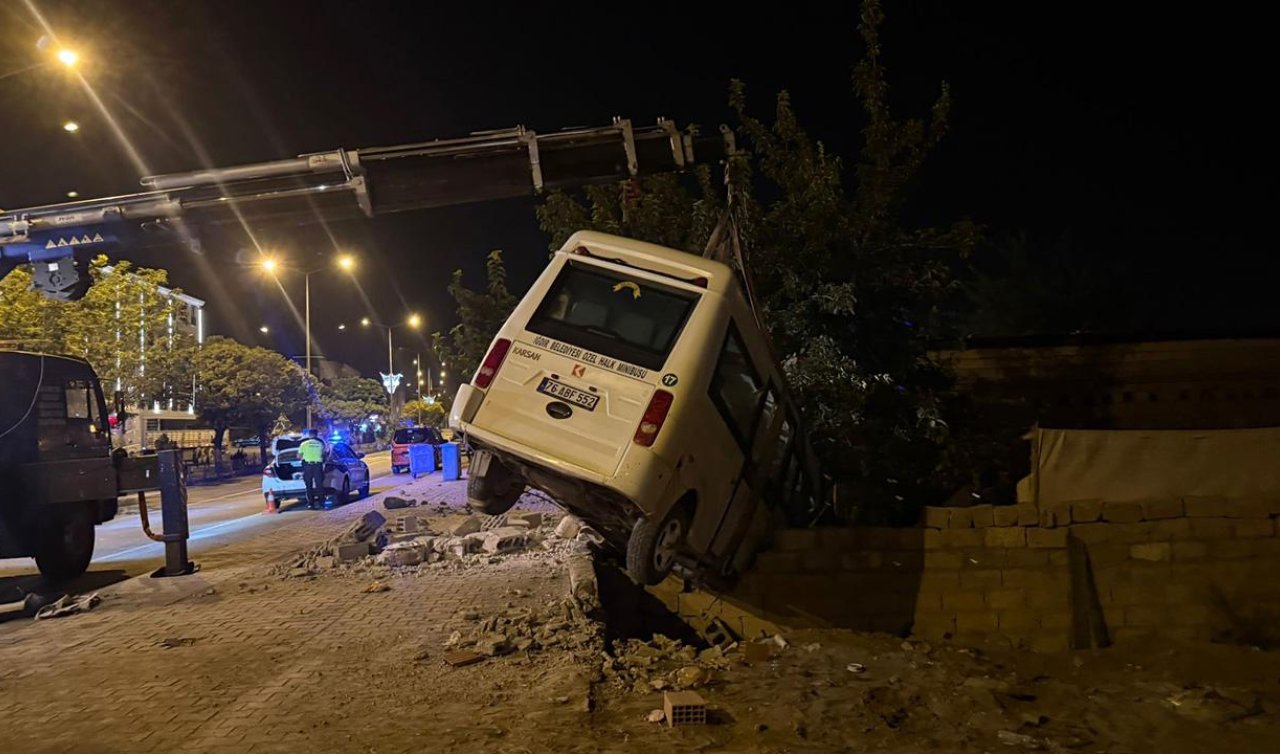 Kaza yapan yolcu minibüsü bahçe duvarında asılı kaldı