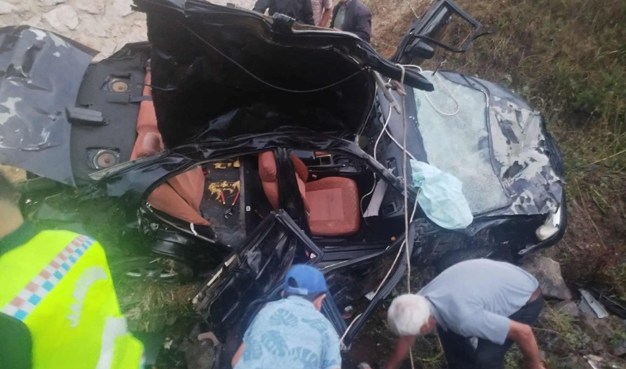 Devrilen otomobildeki 2 kişi öldü 3 kişi yaralandı