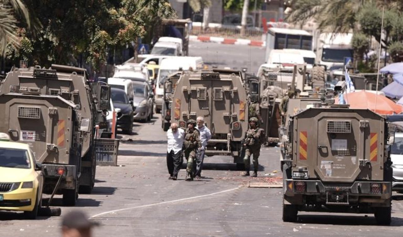 Katil İsrail ordusu Batı Şeria’nın El Halil ile Ramallah kentlerine eş zamanlı baskınlar düzenledi