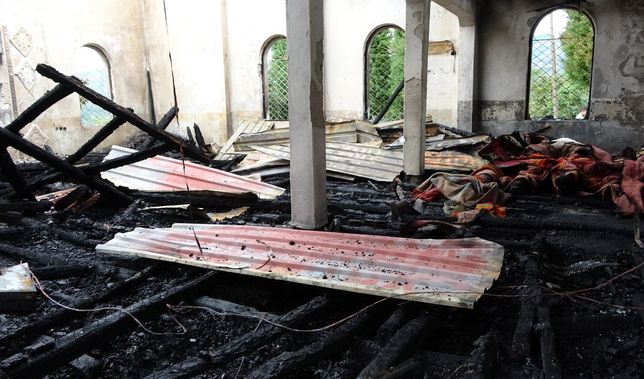 60 yıllık cami küle döndü