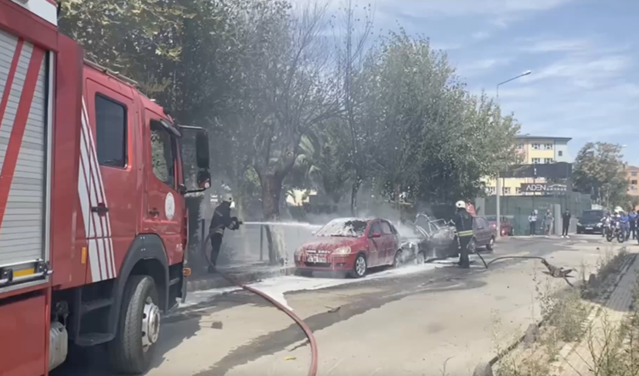 Park halindeki iki otomobil alev alev yandı