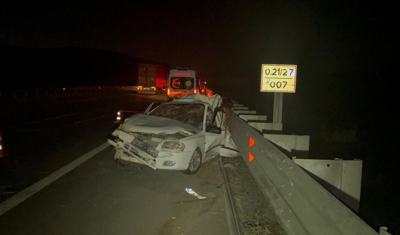 TIR emniyet şeridinde bekleyen otomobile çarptı: 3 ölü