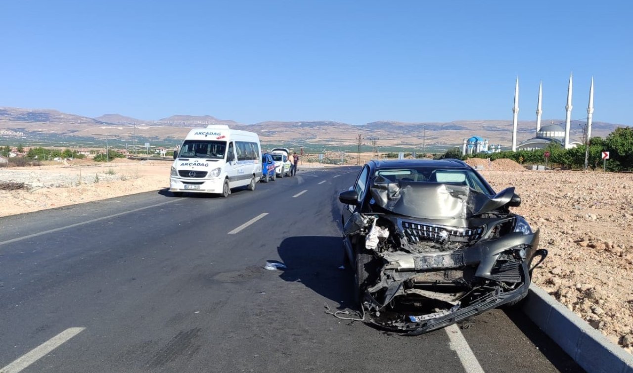 Minibüs ile otomobil çarpıştı: 9 yaralı