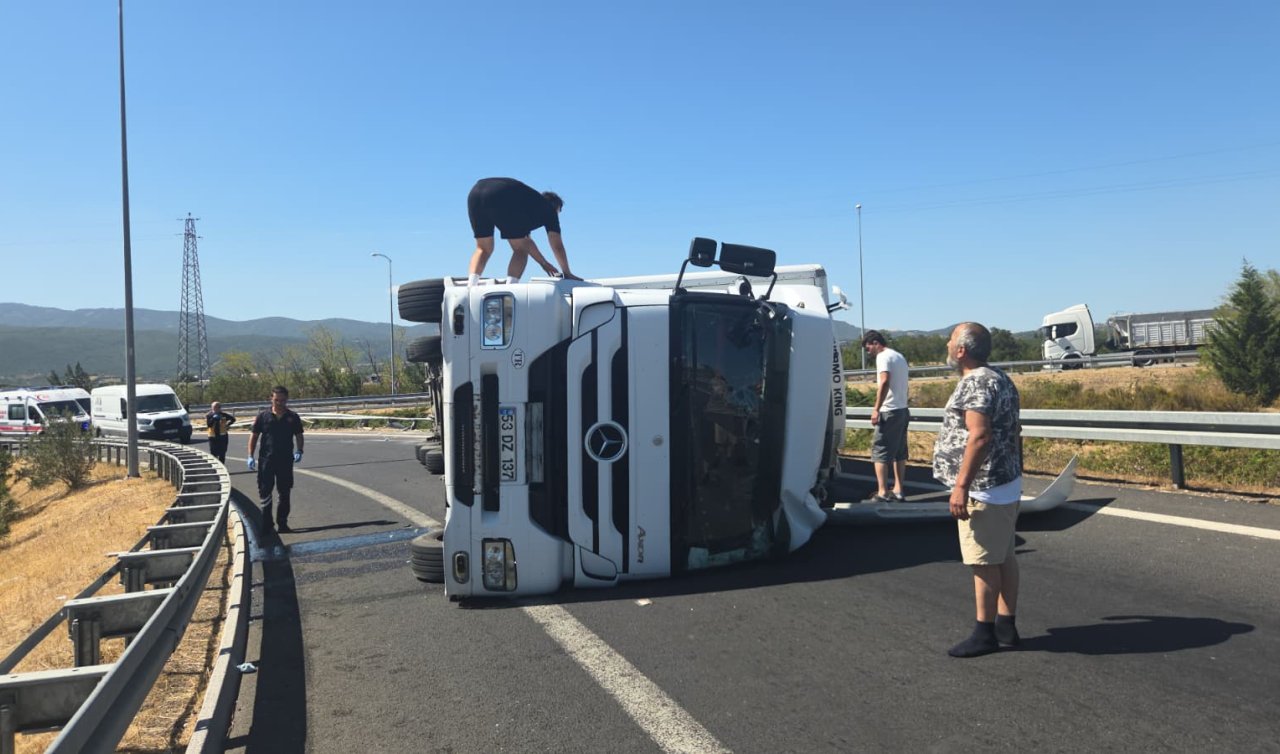 Çay yüklü TIR devrildi! Otoyol kavşağı 3 saat trafiğe kapandı