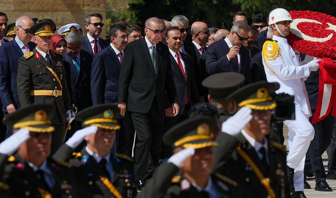 Cumhurbaşkanı Erdoğan ve devlet erkanı Anıtkabir’i ziyaret etti