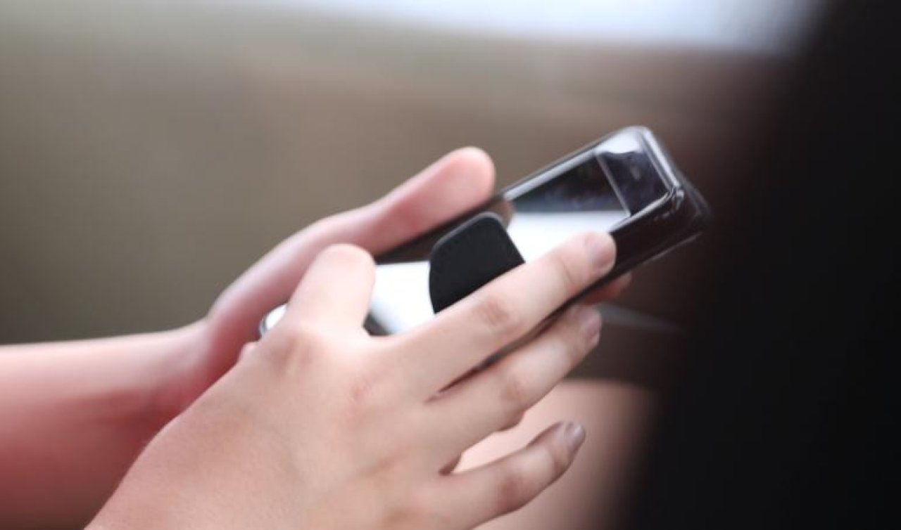  Ortaokullarda cep telefonu yasağı yürürlüğe girdi
