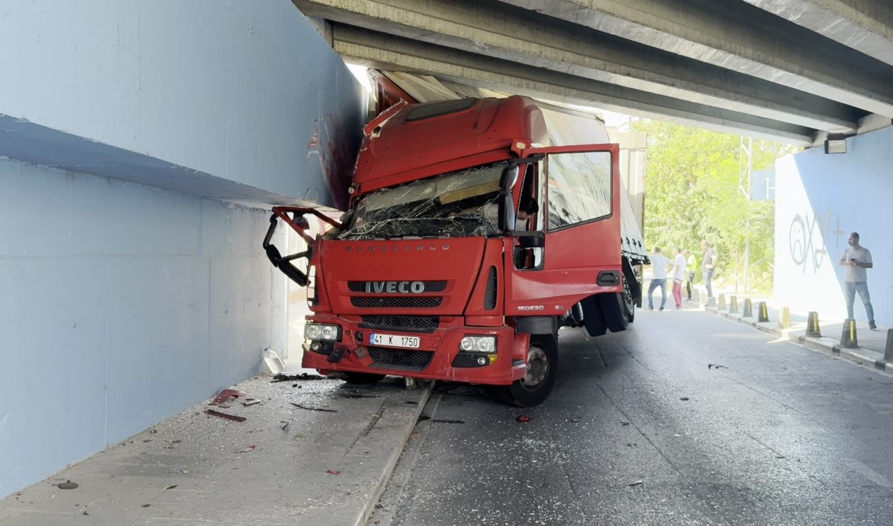 Tır tavana çarparak altgeçide sıkıştı! 