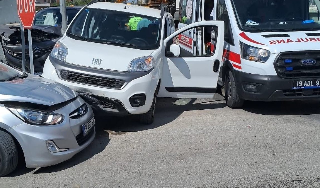 Zincirleme kaza: 3 araç kavşakta çarpıştı