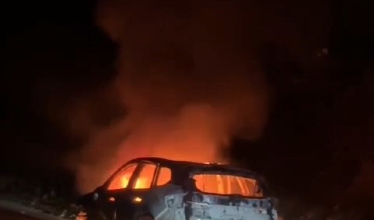 Alev alev yanan otomobil kullanılamaz hale geldi