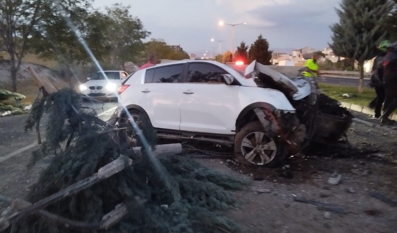 Aydınlatma direği otomobilin üzerine düştü: 2 yaralı