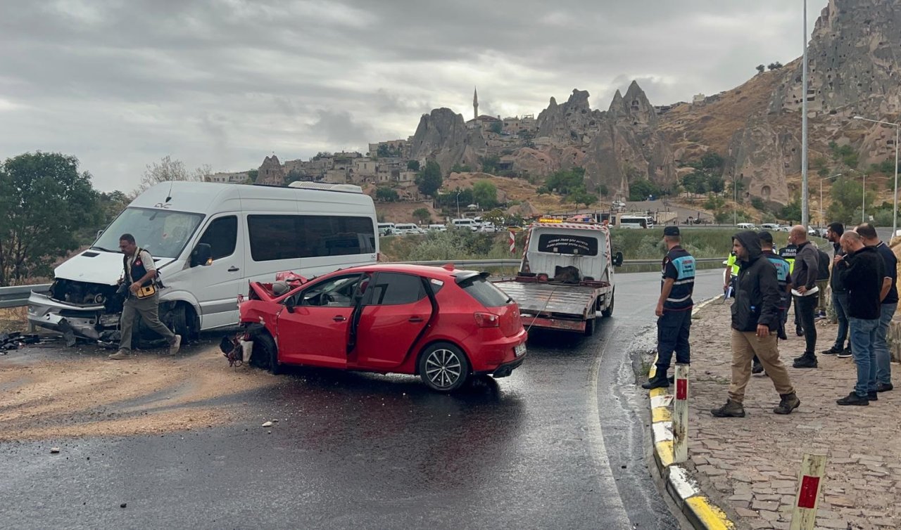 Turistleri taşıyan minibüs ile otomobil çarpıştı: 6 yaralı