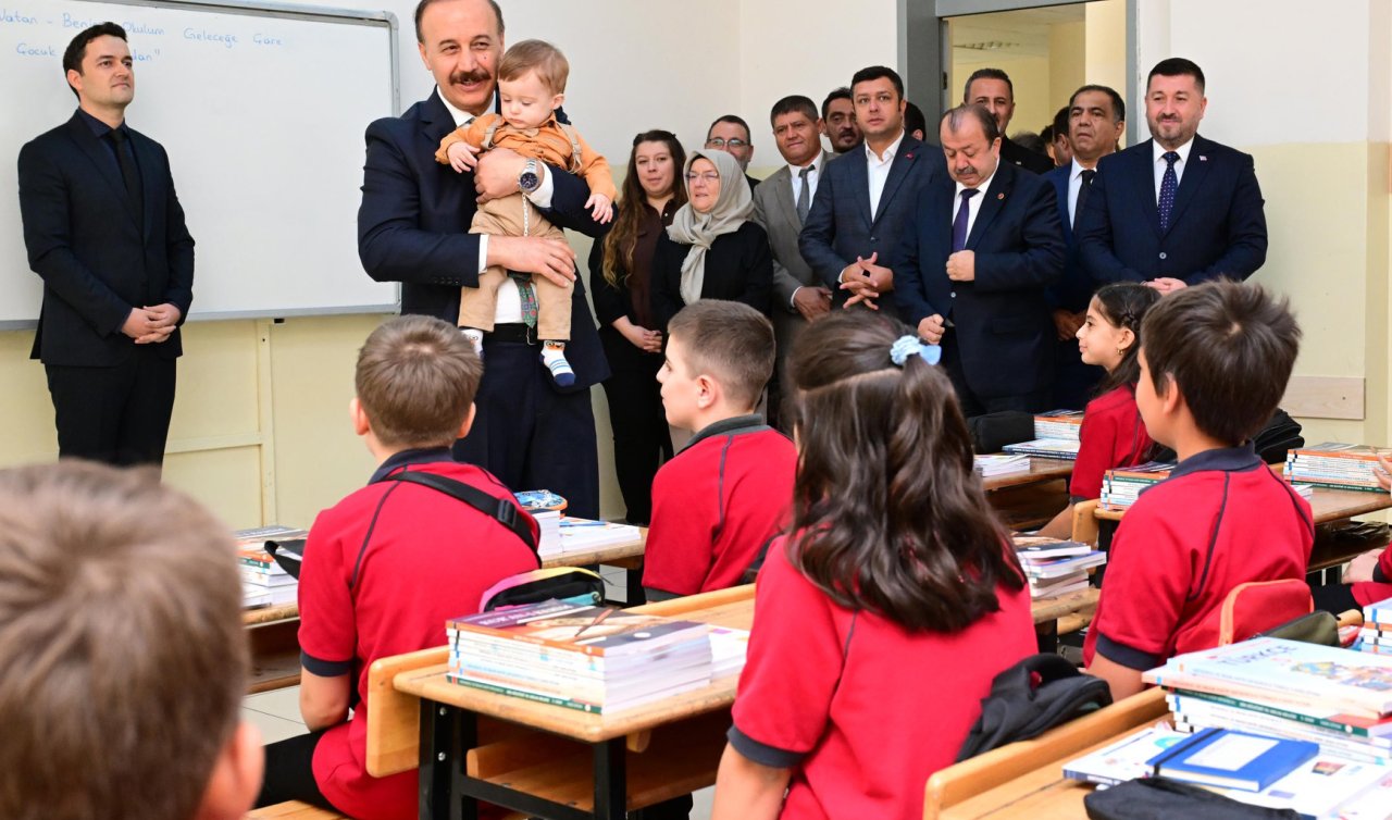 Vali kucağına aldığı şehidin bebeğiyle sınıfları gezdi