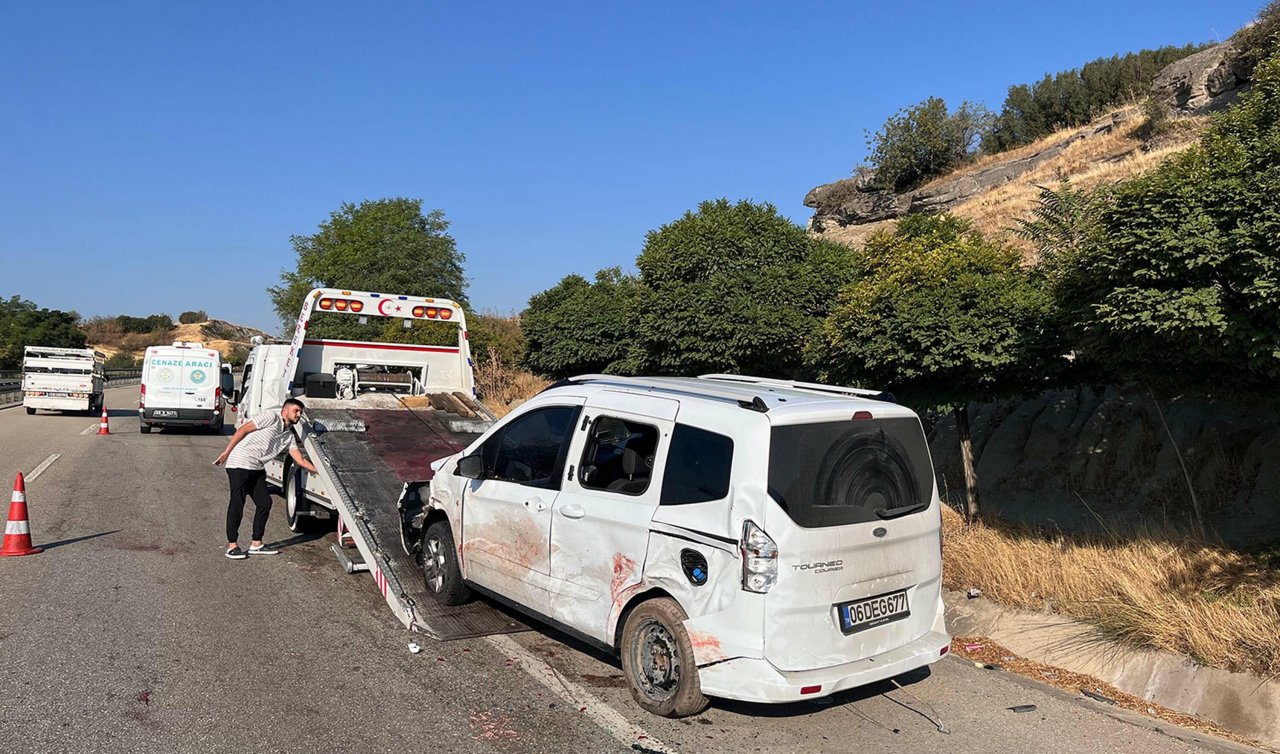 Patlayan lastiği değiştirirken kamyonet çarptı; evli çift öldü