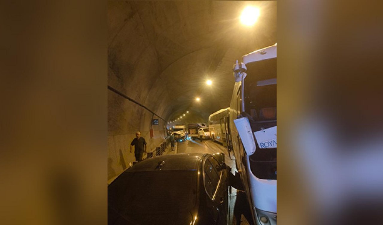 Antalya’da 8 araç birbirine girdi: Uzun araç kuyruğu oluştu