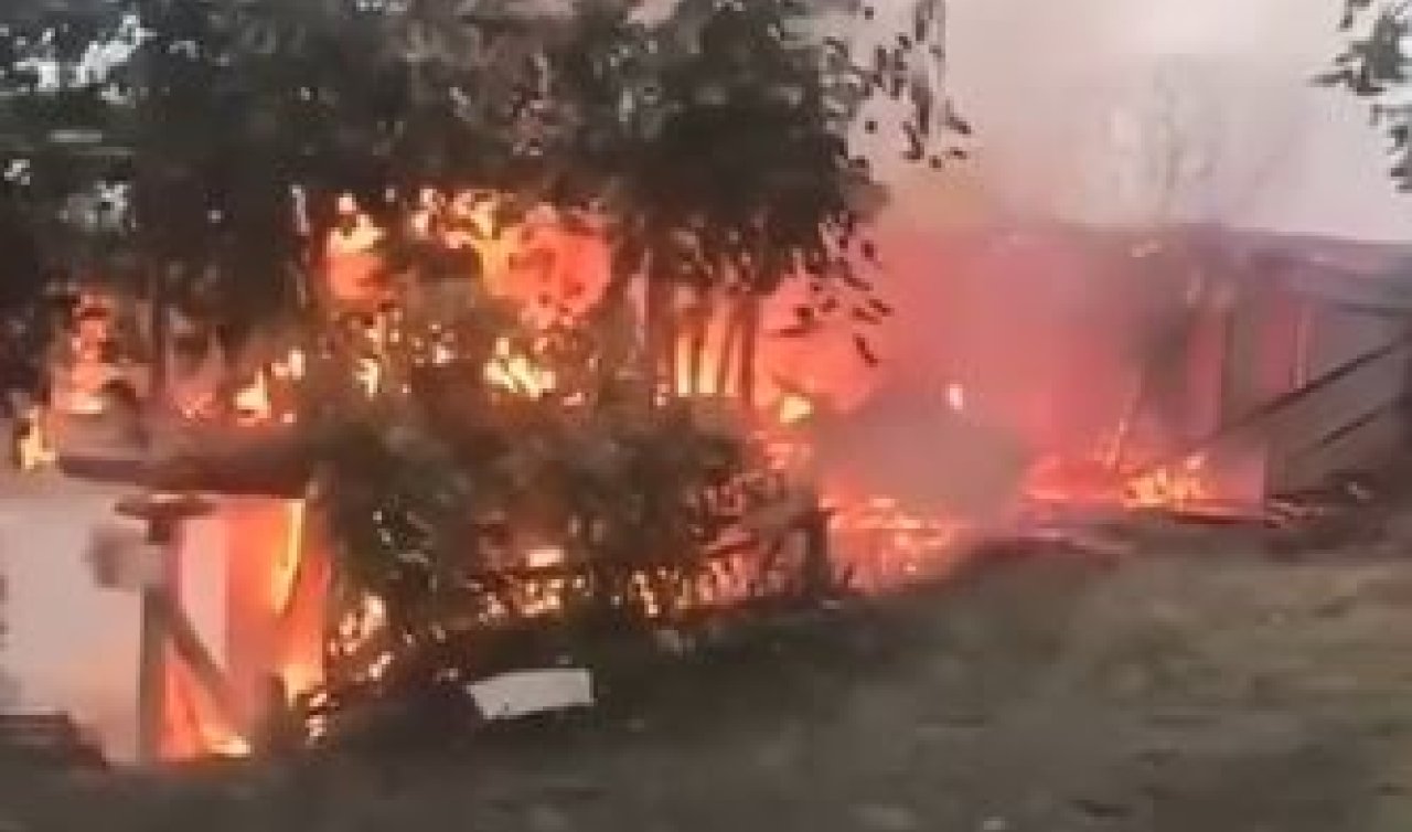 Yangın paniği: 4 ev küle döndü