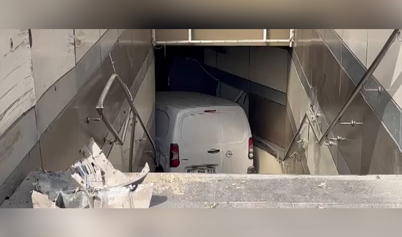 Lastiği patlayan hafif ticari araç alt geçide girdi sürücü yaralandı
