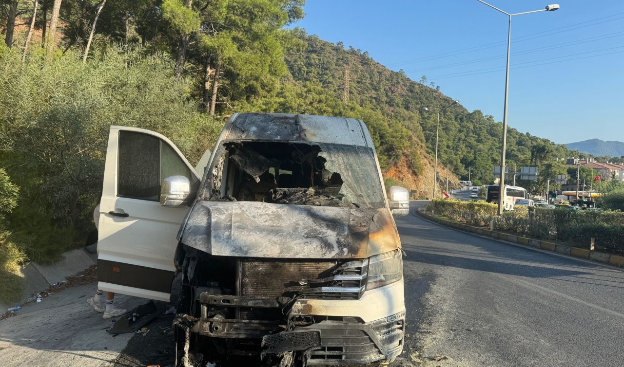 Turistleri taşıyan minibüs alev aldı