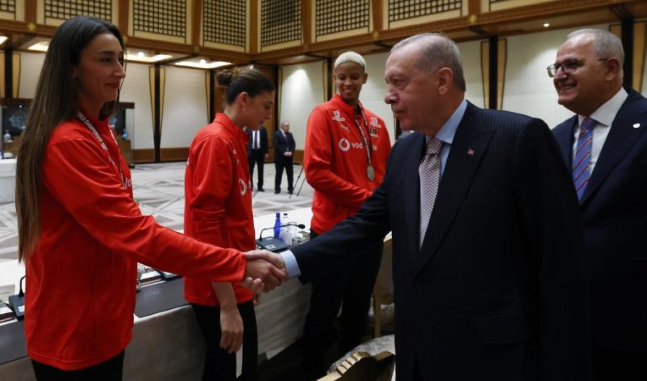 Cumhurbaşkanı Erdoğan A Milli Kadın Voleybol Takımı’nı kabul etti