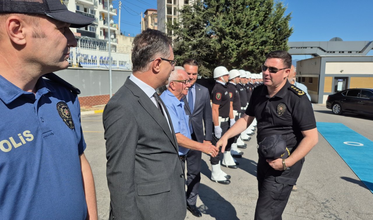 Yeni Emniyet Müdürü kendisini karşılayan şehit babasının elini öptü