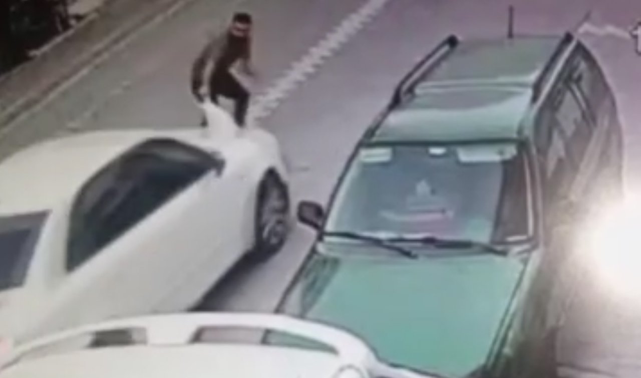 Oğluna araba çarpacağını gördü kendini otomobilin önüne attı: O anlar kamerada