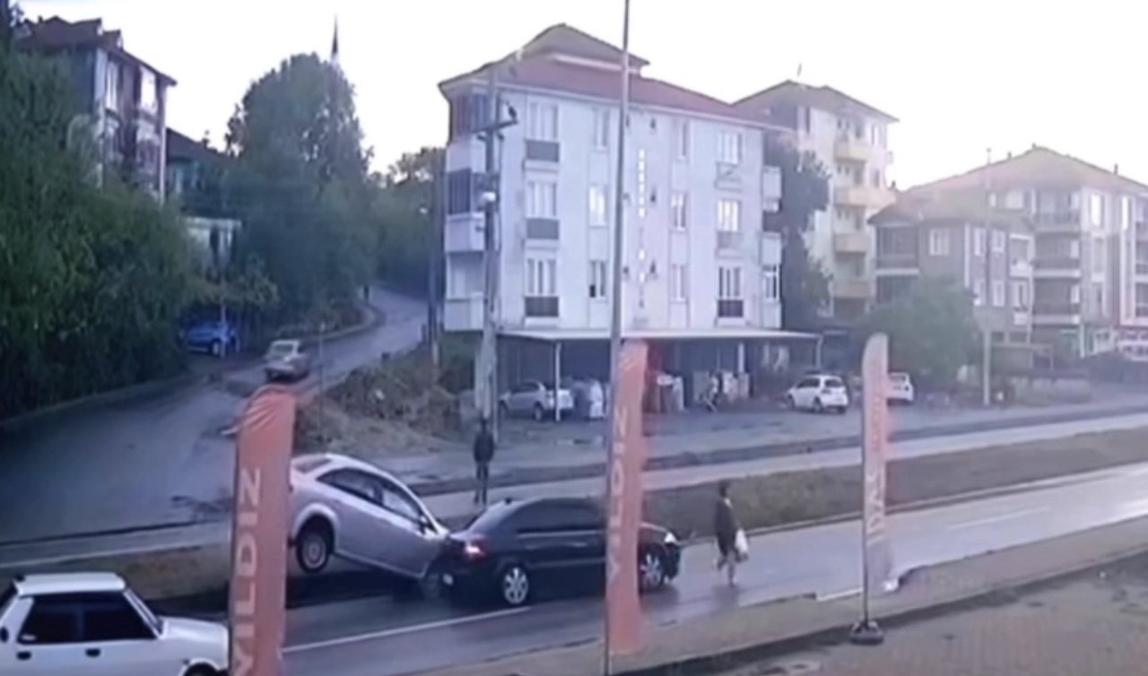 Bartın’da yaya geçidinde kaza anı kamerada