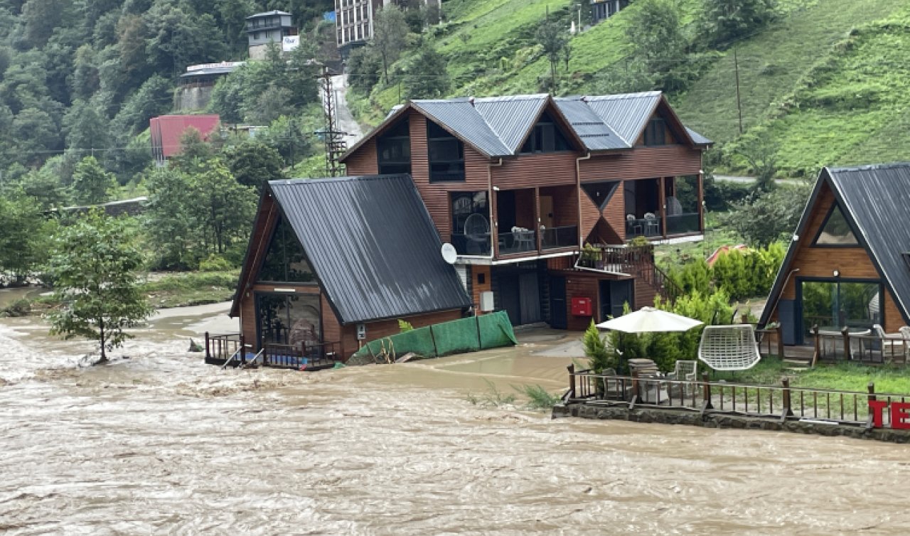 Sel ve heyelan nedeniyle yollar ulaşıma kapandı
