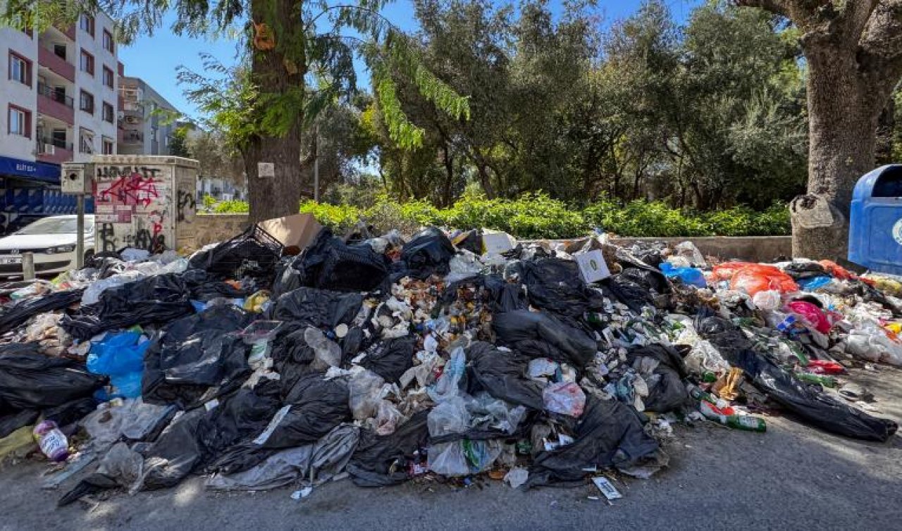  İzmir’de toplanmayan çöplere tepki