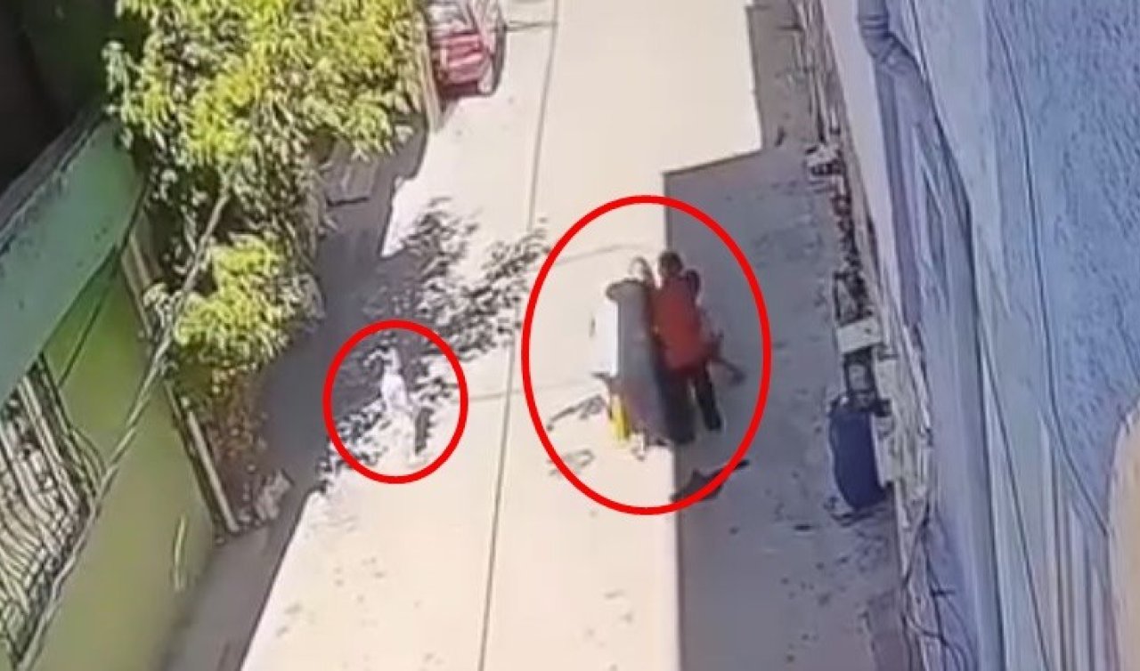 Kucağında çocuğuyla yürüyen anneyi 3 kadının darbettiği anlar kamerada