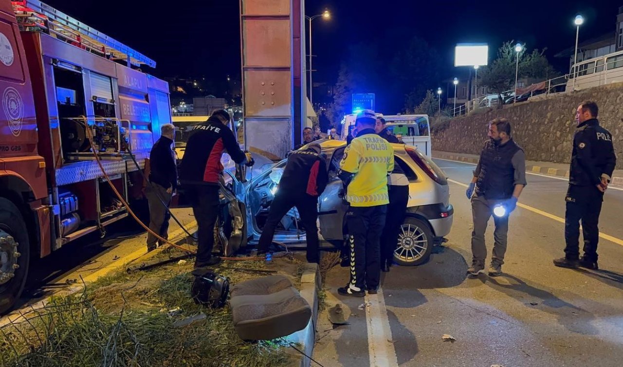 Kontrolden çıkan otomobil üst geçidin ayağına çarptı: 2 ölü