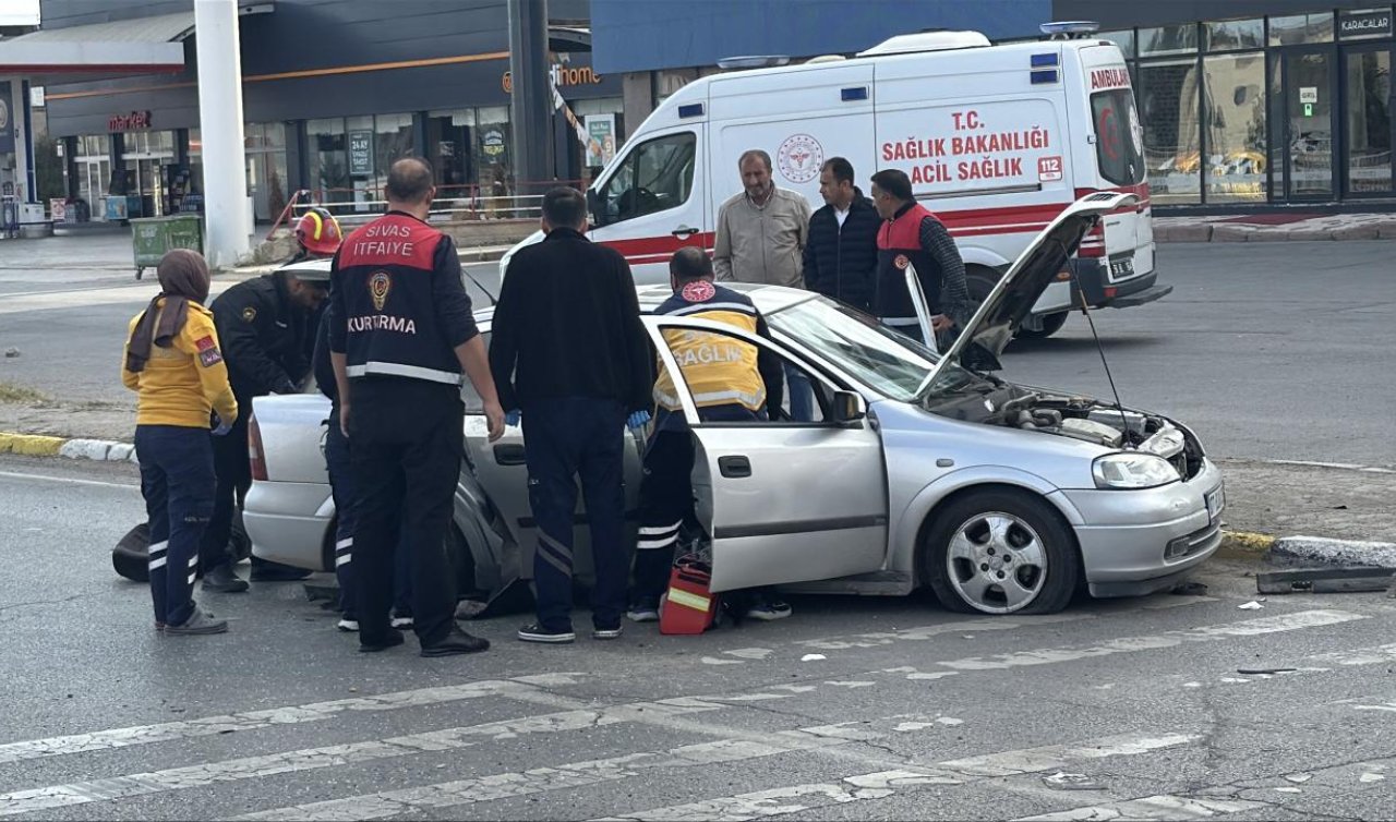 İki otomobilin çarpıştığı kazada 1 kişi öldü 3 kişi yaralandı