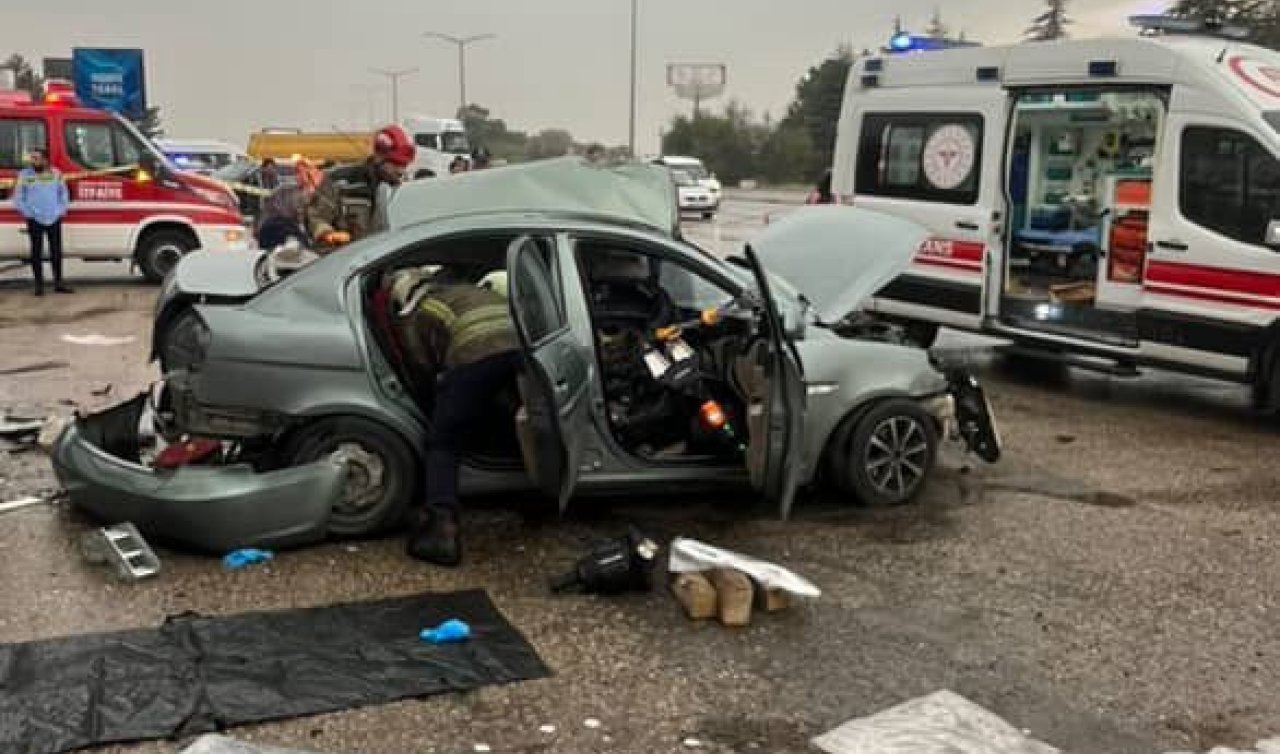 Park halindeki tıra çarpan otomobildeki 3 kişi öldü, 2 kişi yaralandı