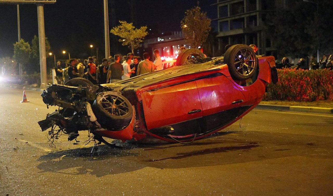 Kontrolden çıktı kaldırımdaki yayalara çarpıp devrildi: 3 ölü 3 yaralı